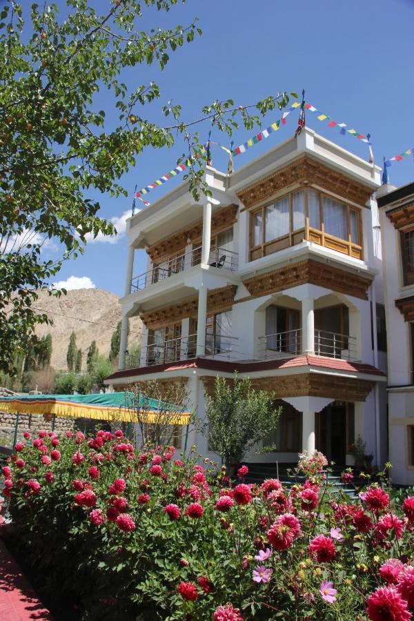 New Moon Guest House Лех Экстерьер фото
